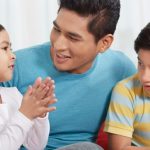 Membantu Anak Anda Berkomunikasi dengan Lancar